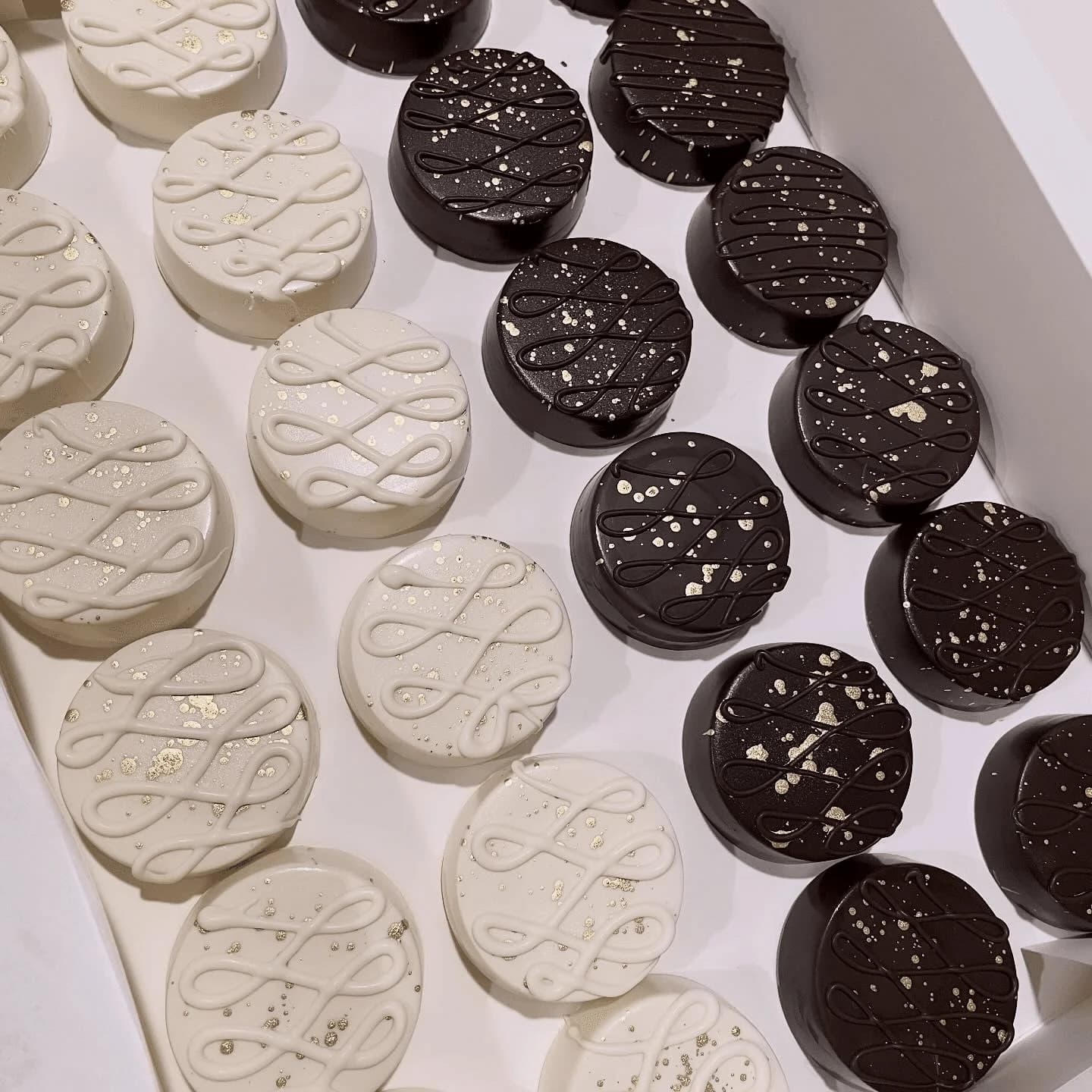 Elegant chocolate Oreos with decorative drizzle