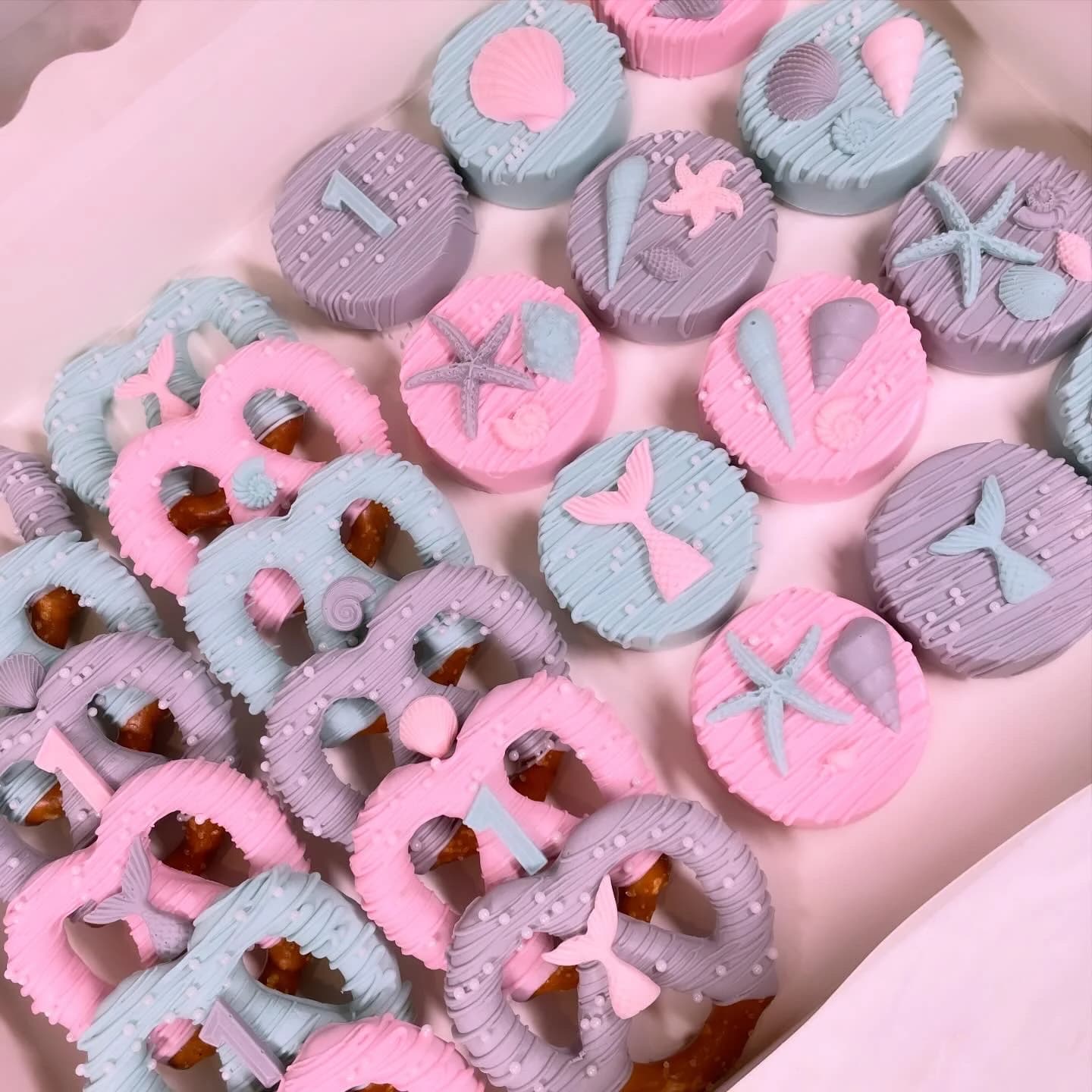 Mermaid themed chocolate covered pretzels and Oreos with shells, starfish, and mermaid tails